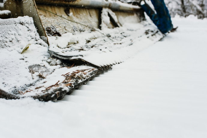 Special equipment compacts and smooths the base – and then the ice trail is ready to go (Photo: © Switzerland Tourism / Silvano Zeiter) Close-up of a machine smoothing and levelling the snow to create an even ice surface
