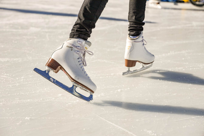 Blades scrape – and then it’s glide, glide, glide (Photo: © Engadin Tourismus AG) Close-up of ice skates on the Ice Trail Madulain–Zuoz