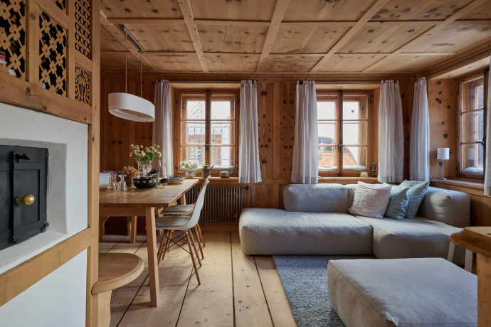 Wohn- und Esszimmer in der Chesa Viglia in Bergün (Foto: © Ferien im Baudenkmal) Heimeliges Wohn- und Esszimmer in der Chesa Viglia in Bergün