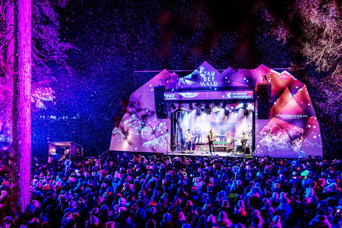 Konzert auf der Zauberwaldbühne in Lenzerheide mit Lichterprojektionen und Publikum im Schnee