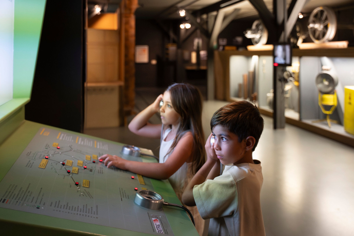 Zwei Kinder im Bahnmuseum Albula der Landwasserwelt.