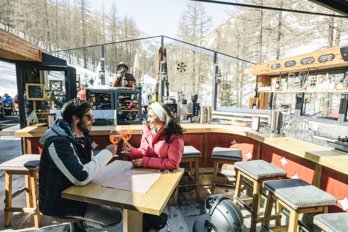 Paar geniessen einen Apèro in der Schmuggler-Alm in Samnaun.