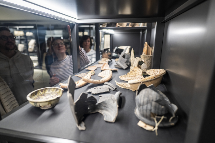 Ausstellungsraum im Museum des Klosters St. Johann in Müstair mit archäologischen Funden in Glasvitrinen