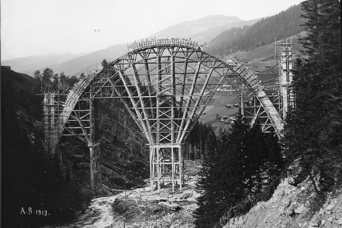 Historische Aufnahme des Baus des Langwieser Viaduktes im Jahr 1913 mit dem imposanten hölzernen Lehrgerüst