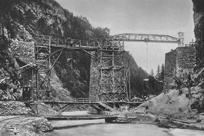 Historische Aufnahme vom Bau des Landwasserviaduktes im Oktober 1901, die Gerüste der Pfeiler sind zu sehen