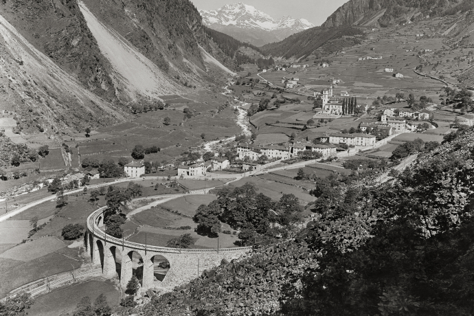 Historische Schwarz-Weiss-Aufnahme des Kreisviaduktes von Brusio kurz nach seiner Fertigstellung im Jahr 1908