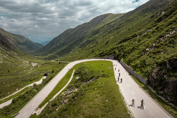 Luftaufnahme der Lukmanierpassstrasse mit zahlreichen Velofahrern