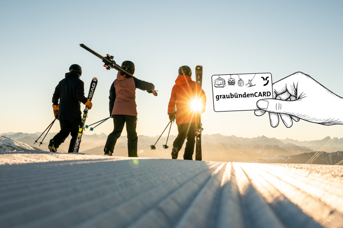 Personen mit Skiern auf dem Rücken