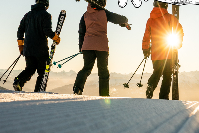 Personen mit Skiern auf dem Rücken