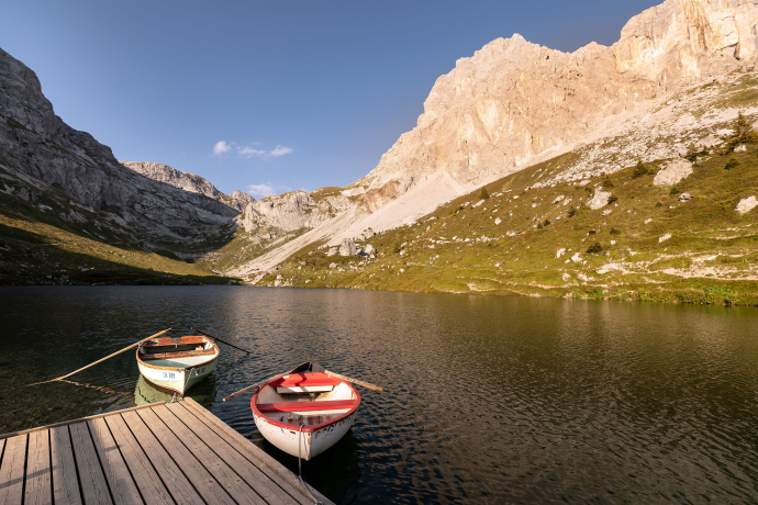 Zwei Ruderboote liegen an einem Steg am Partnunsee