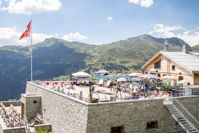 Die Sonnenterrasse des Bergrestaurants Scharmoin beim Bike Kingdom Park Lenzerheide