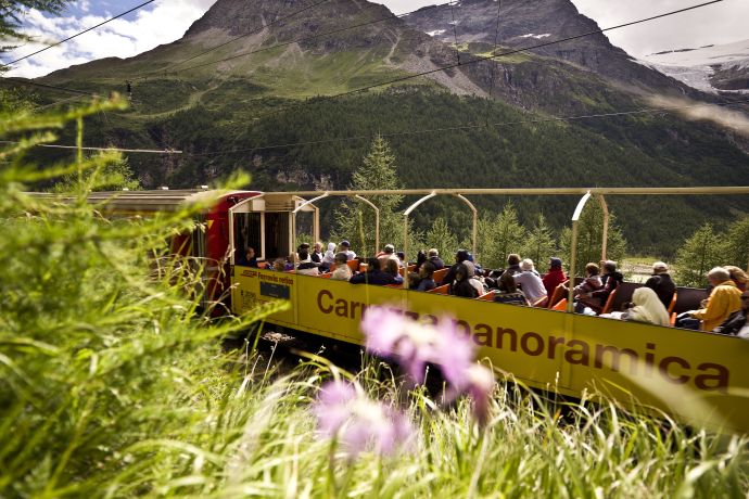 Le carrozze panoramiche aperte della Ferrovia Retica circolano tra Davos e Filisur e tra Davos, St. Moritz e Tirano in estate (Foto: © Ferrovia Retica / Andrea Badrutt) Una carrozza panoramica della Ferrovia Retica sul Passo del Bernina, presso l'Alp Grüm