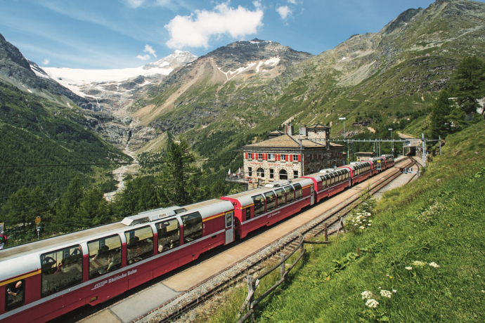 Der Bernina Express auf der Alp Grüm (Foto: © Schweiz Tourismus) Der Bernina Express auf der Alp Grüm