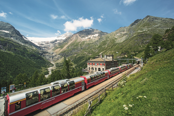 Der Bernina Express auf der Alp Grüm (Foto: © Schweiz Tourismus) Der Bernina Express auf der Alp Grüm