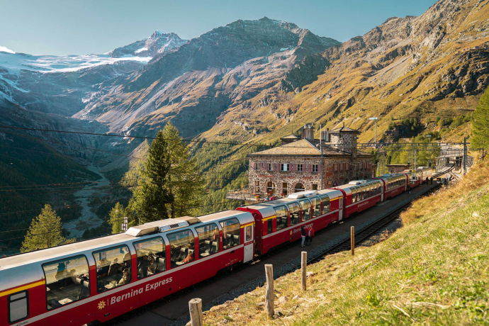 Der Panoramazug Bernina Express hält für 10 Minuten an der Station Alp Grüm. Der Panoramazug Bernina Express hält für 10 Minuten an der Station Alp Grüm.