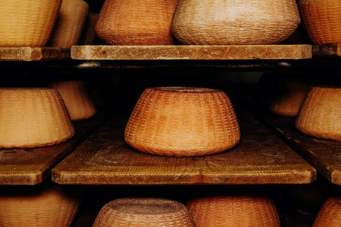 Der Bio-Schafsmilchkäse wird liebevoll in Weidenkörbchen hergestellt. Der Bio-Schafsmilchkäse wird liebevoll in Weidenkörbchen hergestellt.