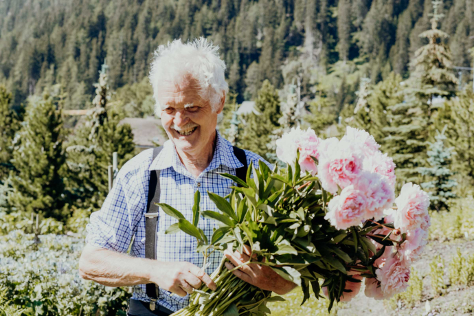 Steivan Müller ist sozusagen im Blumentopf geboren und die gute Seele der Gärtnerei. Steivan Müller ist sozusagen im Blumentopf geboren und die gute Seele der Gärtnerei.