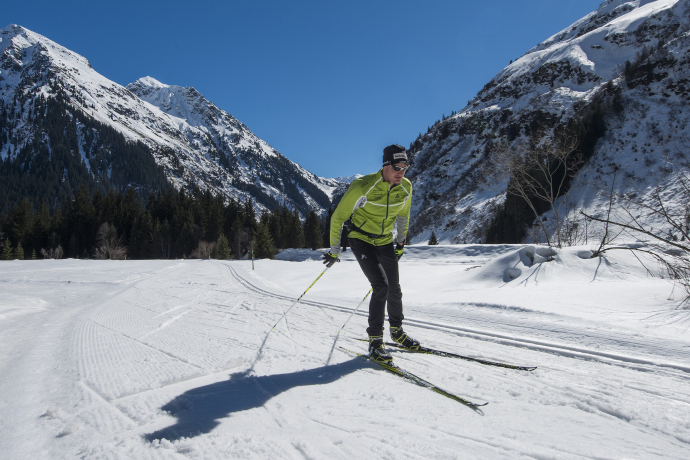 Dario Cologna auf der Loipe in Klosters Monbiel