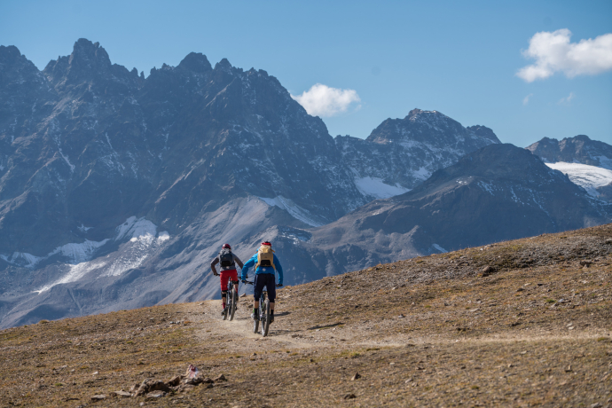 Trail Tales Fimberpass (Biketour Fimberpass, ©️ Filme von Draussen) Trail Tales Fimberpass (Biketour Fimberpass, ©️ Filme von Draussen)
