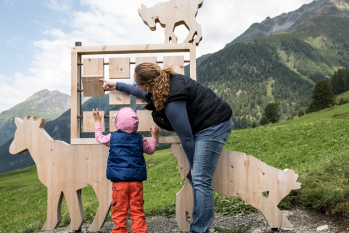 Schellen-Ursli-Weg (Bild: Dominik Täuber, Tourismus Engadin Scuol Samnaun Val Müstair AG) Schellen-Ursli-Weg (Bild: Dominik Täuber, Tourismus Engadin Scuol Samnaun Val Müstair AG)