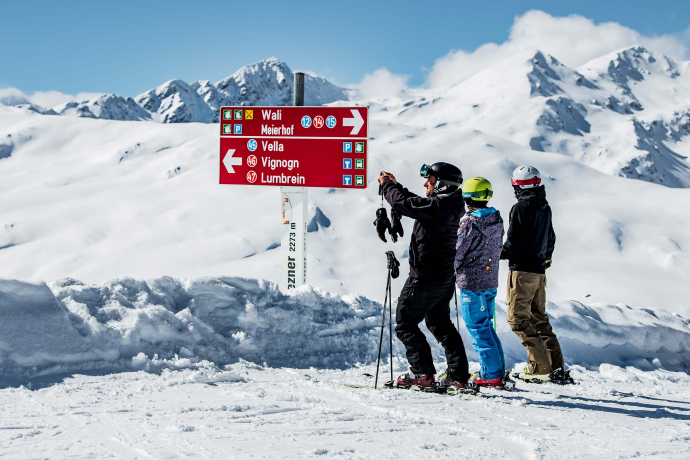 Skifahrer an der Infotafel auf dem Sezner (Foto: © Dani AMMANN www.daniammann.com)