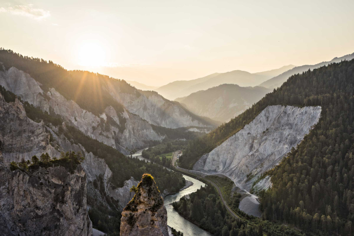 Sonnenaufgang über der Rheinschlucht nahe Laax (Foto: © Schweiz Tourismus / Ivo Scholz) Sonnenaufgang über der Rheinschlucht nahe Laax
