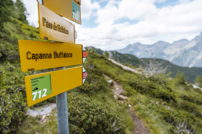 Wegweiser zur Buffalorahütte, Sentiero Alpino Calanca (© Fabian Künzel) Wegweiser zur Buffalorahütte, Sentiero Alpino Calanca (© Fabian Künzel)