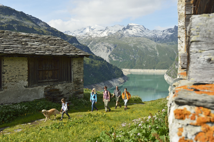Hikers on the panoramic tour to Zerfreila (Photo: © Visit Vals / Robert Bösch) Hikers on the panoramic tour to Zerfreila (Photo: © Visit Vals / Robert Bösch)