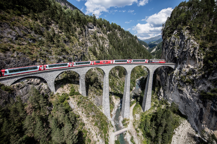 Glacier Express auf dem Landwasserviadukt