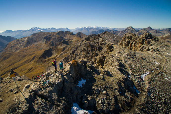 Zwei Mountainbiker geniessen Aussicht auf dem Piz Umbrail