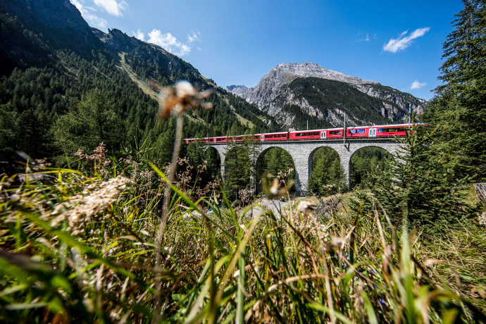 Die Rhätische Bahn auf dem Albulaviadukt (Foto: © Rhätische Bahn AG, Andrea Badrutt) Die Rhätische Bahn auf dem Albulaviadukt (Foto: © Rhätische Bahn AG, Andrea Badrutt)