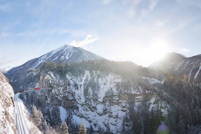 Der Glacier Express fährt über das Landwasserviadukt (Foto: © Rhätische Bahn, Stefan Schlumpf)