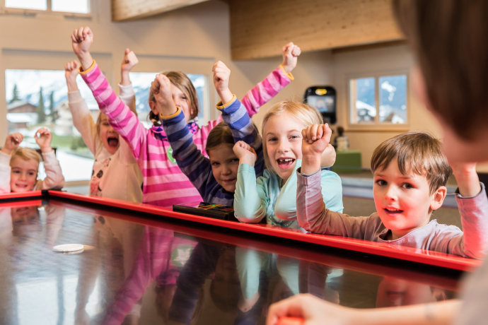 Kinder haben Spass im Rufalipark in der Surselva
