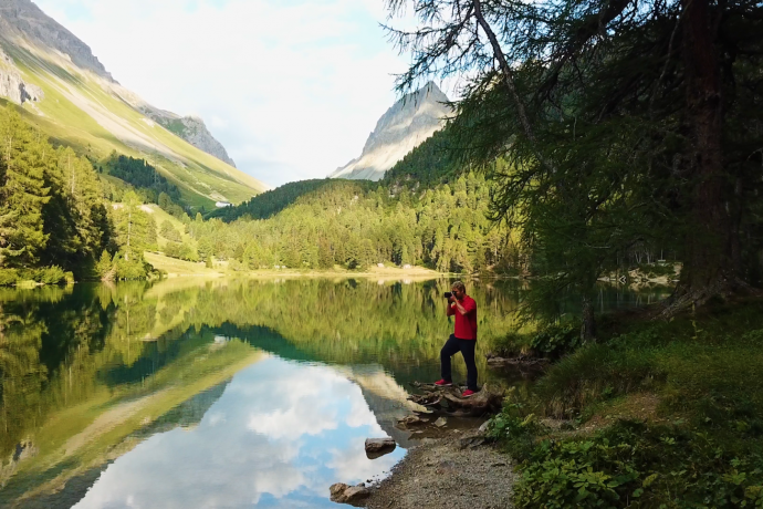 Fotograf Stefan Weiss beim Fotografieren am Palpuognasee