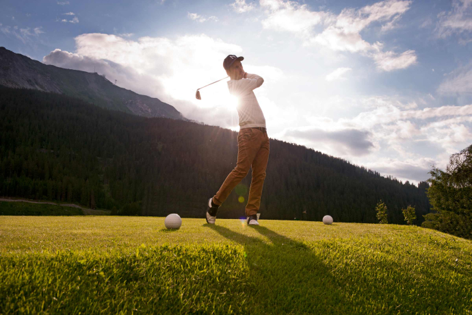 Der Golfplatz Klosters ist in die idyllische Landschaft von Selfranga eingebettet (Foto: © Alfonso Smith) Ein Golfer beim Abschlag auf dem Golfplatz Klosters