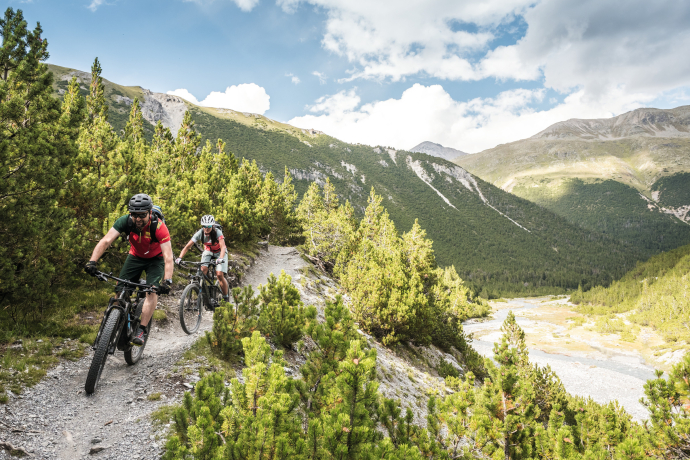 E-Mountainbiken im Val Mora (Bild: Schweiz Tourismus, Andre Meier)