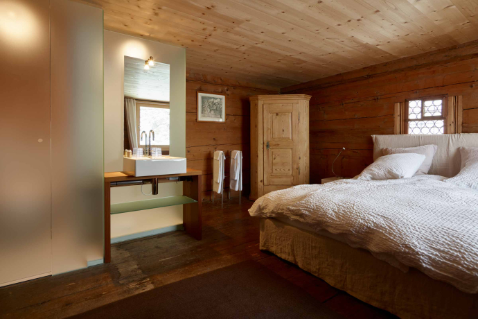 Zimmer im nühus (Foto: © Graubünden Ferien, Stefan Schlumpf) Zimmer im nühus (Foto: © Graubünden Ferien, Stefan Schlumpf)