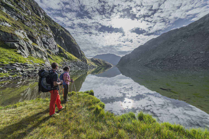 Wanderer am Tomasee, der Rheinquelle (Foto: © Sedrun Disentis Tourismus, Mattias Nutt) Wanderer am Tomasee, der Rheinquelle (Foto: © Sedrun Disentis Tourismus, Mattias Nutt)