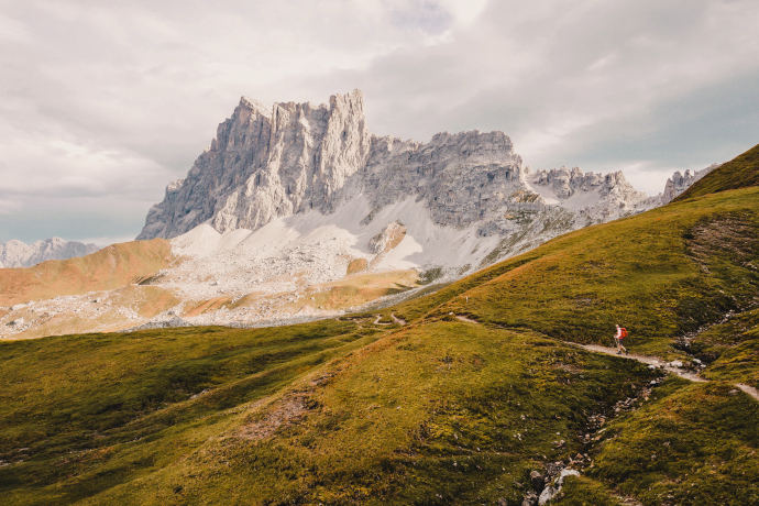 Bloggerin Carolin Steig beim Wandern auf dem Prättigauer Höhenweg (Bild: Martin Merten)