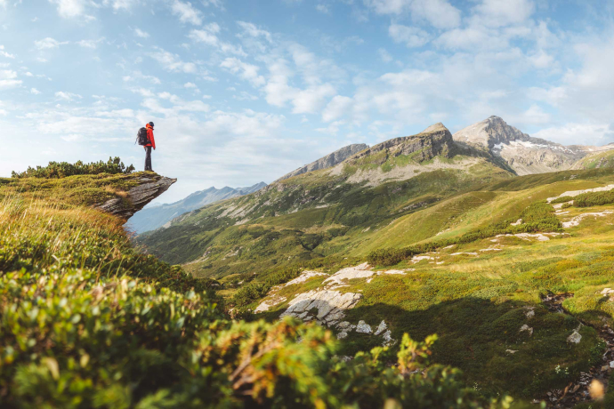 Ein Wanderer geniesst die Aussicht auf dem Sentiero Alpino Calanca