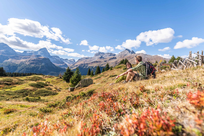 Wanderer auf der Alp Flix bei Savognin (Foto: © Tourismus Savognin Bivio Albula AG / Mattias Nutt) Wanderer auf der Alp Flix bei Savognin (Foto: © Tourismus Savognin Bivio Albula AG / Mattias Nutt)