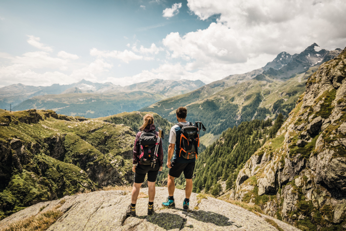 Wanderpaar auf der viaSpluga (Foto: © Schweiz Tourismus / Ivo Scholz) Wanderpaar auf der viaSpluga (Foto: © Schweiz Tourismus / Ivo Scholz)