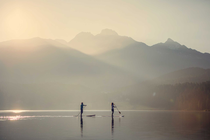 Stand Up Paddling im Engadin (Foto: © Engadin St. Moritz Tourismus / Filip Zuan) Stand Up Paddling im Engadin (Foto: © Engadin St. Moritz Tourismus / Filip Zuan)