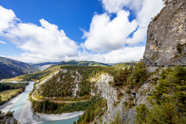 Regio-Express in der Rheinschlucht (Foto: © Rhätische Bahn / Erik Süsskind)