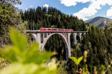 Ein Zug der Rhätischen Bahn auf dem Wiesnerviadukt
