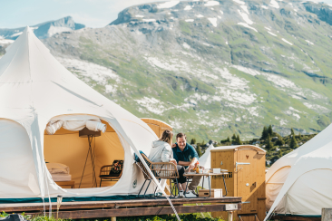 Komfortabel ausgestattetes Glamping-Zelt