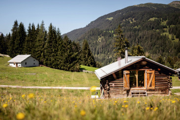 Der modern ausgebaute Alpstall «Acla Tschividains»