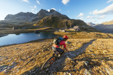Mountainbikerin in Davos Klosters (Foto: © Destination Davos Klosters / Martin Bissig)