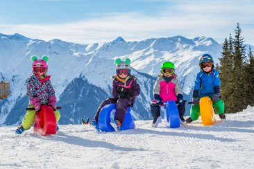 Kinder geniessen das Rutschen in Madrisa (Foto: © Klosters-Madrisa Bergbahnen AG / Micha Meier)