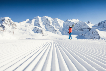 Skifahrer auf der frisch präparierten Piste auf der Diavolezza (Foto: © Engadin St. Moritz Tourismus / Gian Andri Giovanoli)